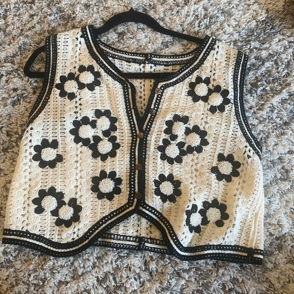 Crochet Floral Knit Vest in Black and Cream
